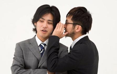 Chang trai bi nem da khi len mang noi xau ban gai cu hinh anh