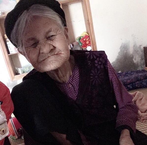 clip ba ngoai va chau gai xi tin anh 2