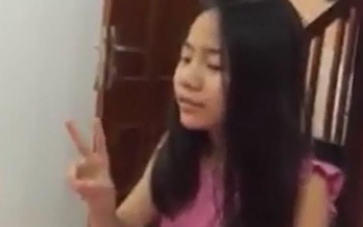 Quynh Anh day em trai hoc tieng Anh hinh anh