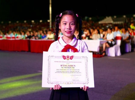 co be 10 tuoi day em trai hoc tieng Anh anh 1