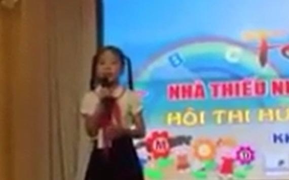 Quynh Anh thuyet trinh bang tieng Anh hinh anh