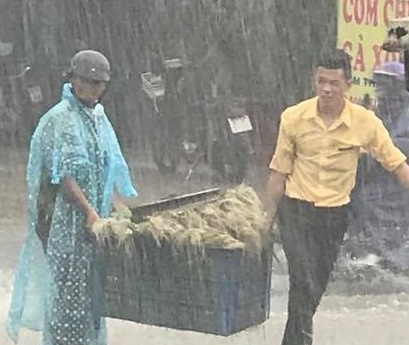 hành động đầy tình người giữa trời mưa ảnh 2 hanh dong day tinh nguoi giua troi mua anh 2