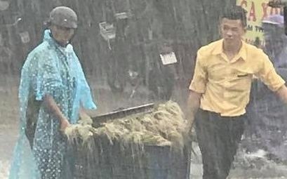 'Soai ca ao vang' cuu nguoi cho rau giua troi mua lon hinh anh