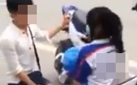 Clip chang trai quy goi giua duong hinh anh