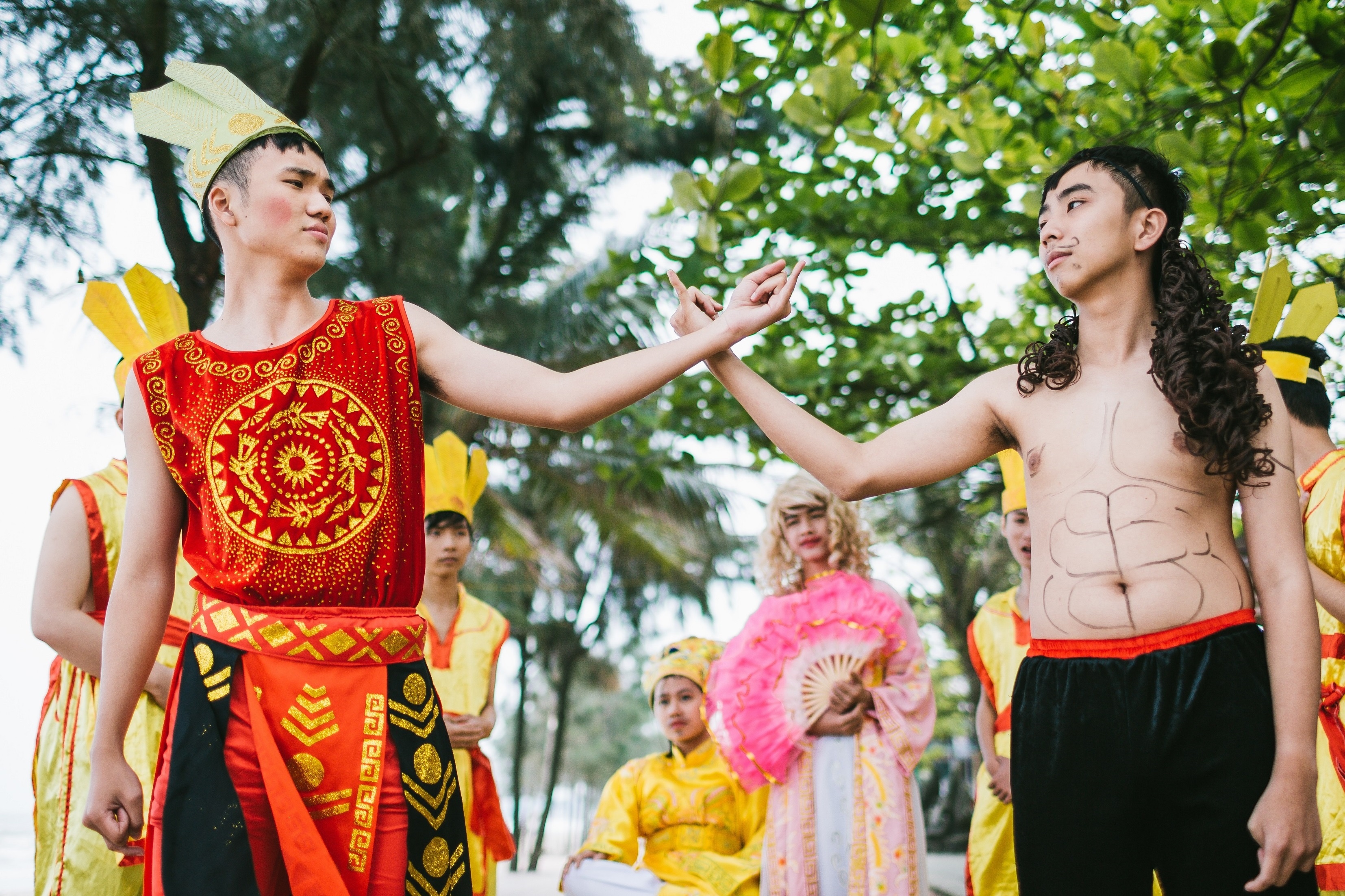 Teen Nghe An chup ky yeu theo phong cach Son Tinh - Thuy Tinh hinh anh