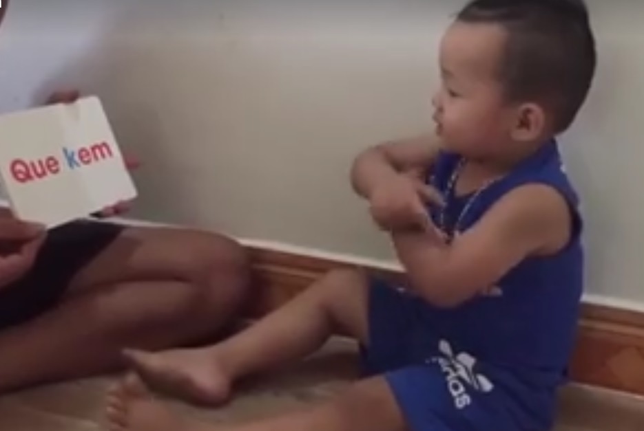 cau be 2 tuoi doc chu anh 1