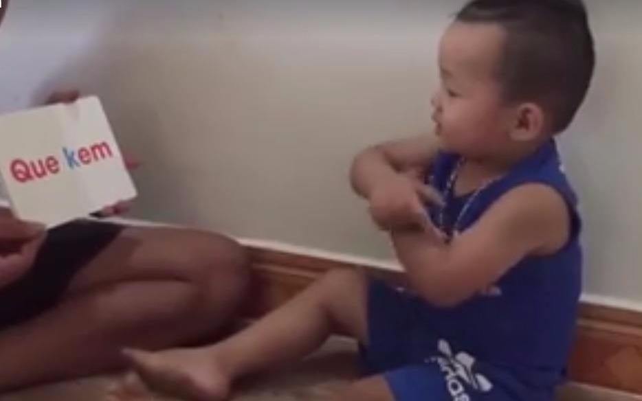 Be trai 2 tuoi doc chu khien dan mang thich thu hinh anh