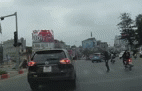 Chang trai cui dau cam on tai xe oto nhuong duong cho minh hinh anh