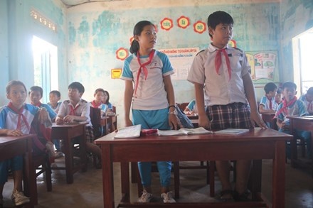 bàn ghế thấp học sinh khom lưng ảnh 1 ban ghe thap hoc sinh khom lung anh 1