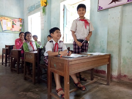 bàn ghế thấp học sinh khom lưng ảnh 2 ban ghe thap hoc sinh khom lung anh 2