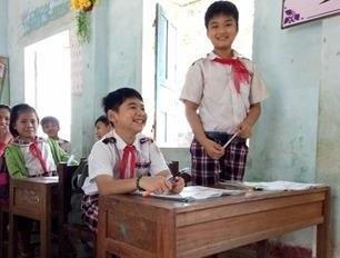 Hoc sinh phai khom lung chep bai duoc cap ban ghe moi hinh anh