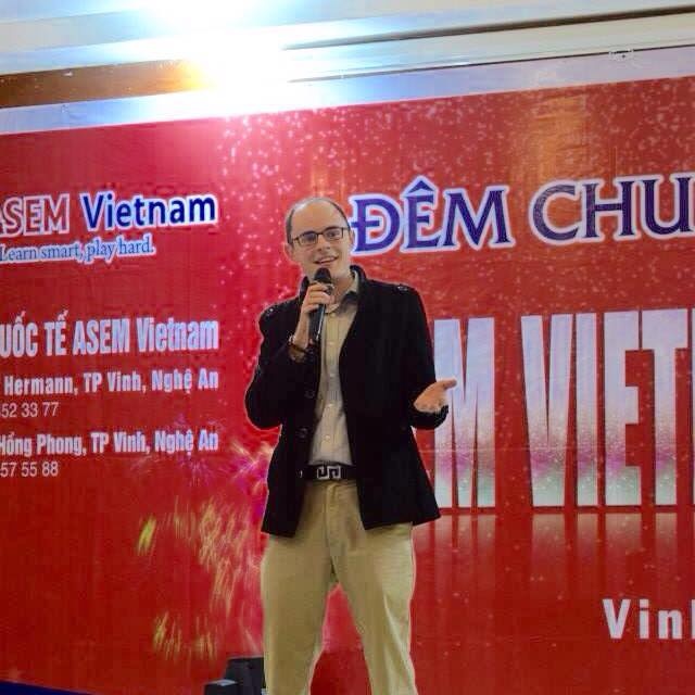 thầy giáo Tây hát Cám ơn tình yêu ảnh 3 thay giao Tay hat Cam on tinh yeu anh 3