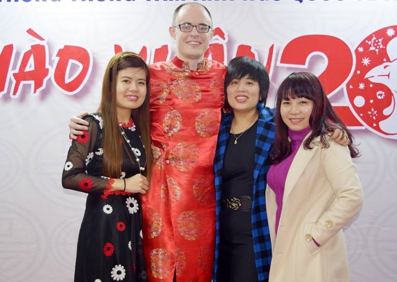 thầy giáo Tây hát Cám ơn tình yêu ảnh 4 thay giao Tay hat Cam on tinh yeu anh 4