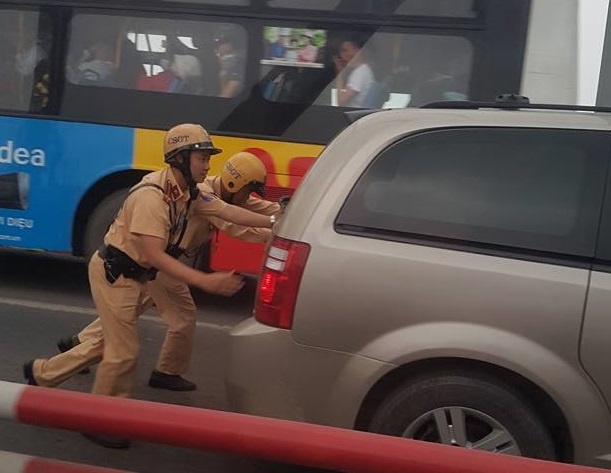 hành động đẹp của hai chiến sĩ CSGT ảnh 2 hanh dong dep cua hai chien si CSGT anh 2