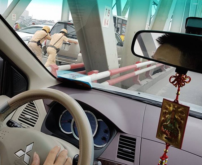 hành động đẹp của hai chiến sĩ CSGT ảnh 1 hanh dong dep cua hai chien si CSGT anh 1