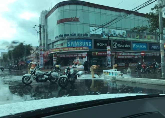 Cac chien si CSGT khom lung don duong hinh anh