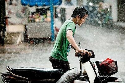 Bi ban gai 'da' ngay lap tuc vi khong biet di xe may hinh anh