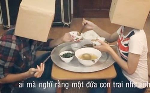 Chang trai doi chia doi 300.000 dong tien moi ban gai ve nha an hinh anh