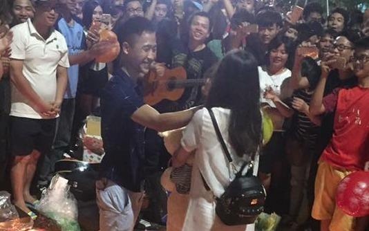 9X to chuc sinh nhat cho nguoi yeu cu tren pho di bo hinh anh