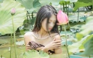 Thieu nu khoa than ben ho sen: Dung dung chieu tro de noi tieng hinh anh