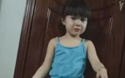 Clip co be 2 tuoi xin loi me dang yeu hinh anh