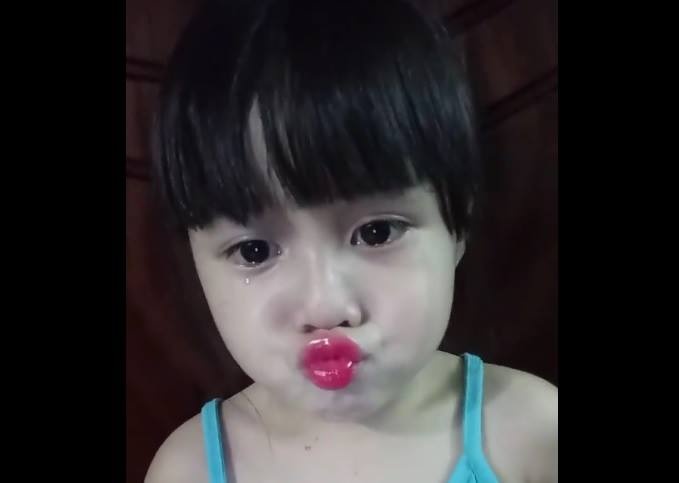 Co be meu mao dang yeu khi bi me 'bat qua tang' tu to son hinh anh