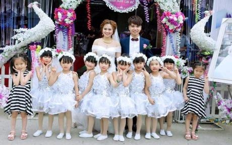 Co giao mam non mua cung hoc tro trong dam cuoi hinh anh