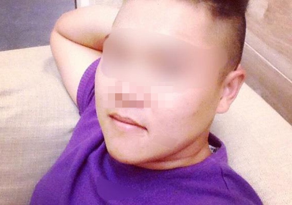Chang trai nhan sua cot moc bien gioi o Ha Giang dang loi xin loi hinh anh