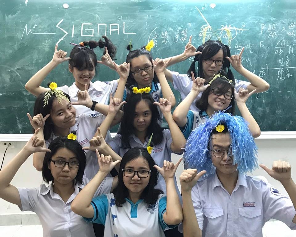 MV 'Signal' cua nhom hoc sinh Viet hinh anh
