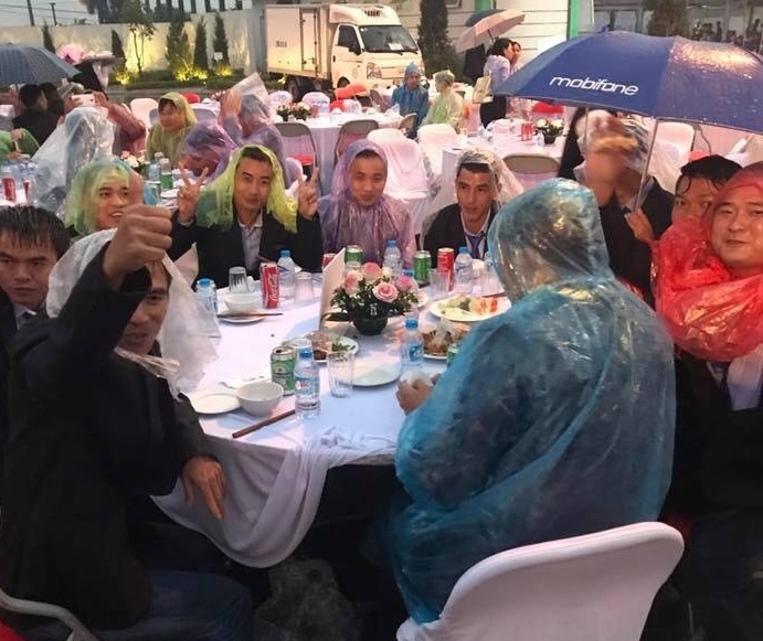 khach moi mac ao mua anh 3