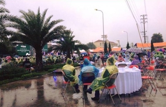 khach moi mac ao mua anh 4