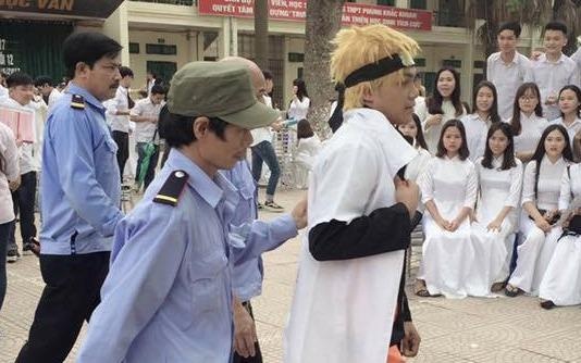 Nam sinh khong duoc du le be giang vi hoa trang thanh Naruto hinh anh