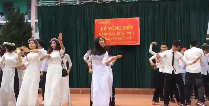 hoc sinh nhay nhu tren bar trong le tong ket anh 1