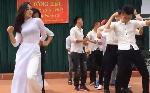 Hoc sinh nhay nhot tren san khau sau le tong ket hinh anh