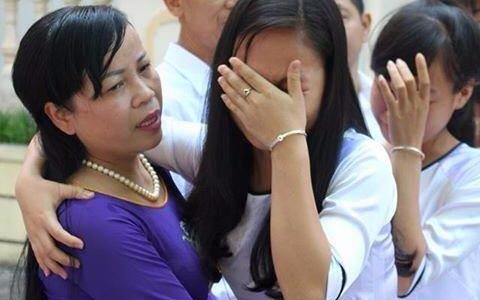 Khoanh khac le tri an xuc dong hinh anh