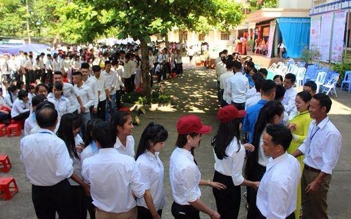 Thay co xep thanh hang dai chia tay hoc tro ngay be giang hinh anh