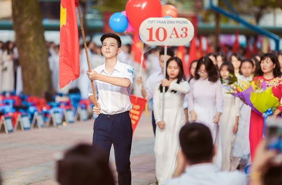 nam sinh điển trai cầm cờ ảnh 2 nam sinh dien trai cam co anh 2