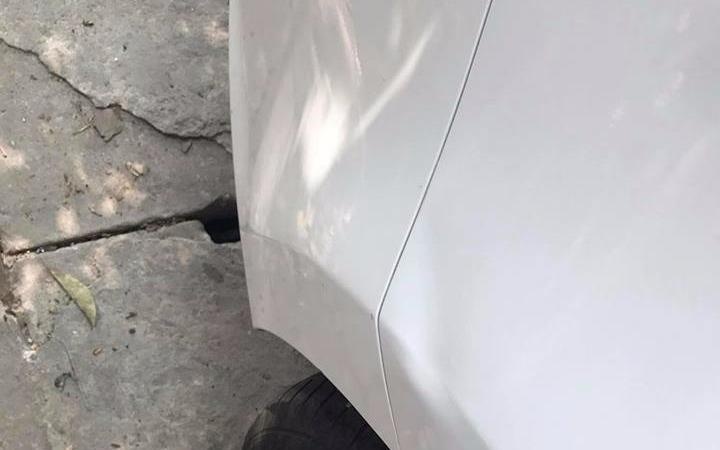 Hanh dong dep cua nguoi dan ong ngheo dam mop duoi oto hinh anh