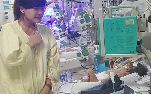 Nguoi me tre bat khoc ben con bi tim bam sinh hinh anh