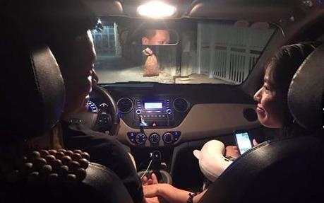 Tai xe Grab toi chu nhat vua kiem song vua tranh thu dua vo di choi hinh anh