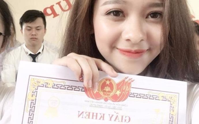 Nu sinh bat ngo noi tieng nho buc anh rang ro trong le be giang hinh anh