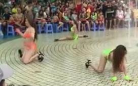 Dan thieu nu mac bikini nhay phan cam o Cong vien Dam Sen hinh anh