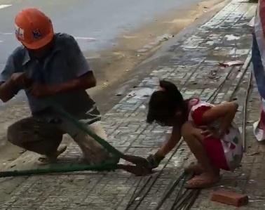 bé gái cùng cha ra công trình xây dựng ảnh 1 be gai cung cha ra cong trinh xay dung anh 1