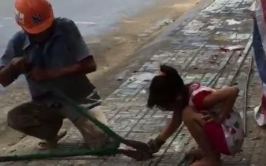 Con gai nho nghi he theo cha den cong trinh xay dung hinh anh