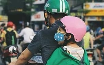 Khoanh khac dep cua nguoi cha lai xe om giua ngay he hinh anh