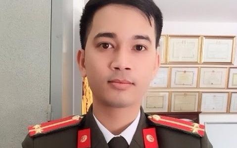 Trung uy cong an day hoc mien phi duoc tang bang khen hinh anh