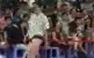 Clip nam thanh nien coi do nhay o cong vien nuoc Dam Sen hinh anh