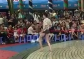 chàng trai cởi đồ nhảy ở công viên Đầm Sen ảnh 1 chang trai coi do nhay o cong vien Dam Sen anh 1