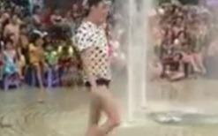 Nam thanh nien coi do nhay phan cam o Cong vien nuoc Dam Sen hinh anh