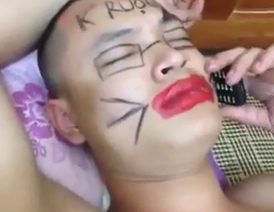 Nguoi vo to son ve chang chit len mat chong anh 1